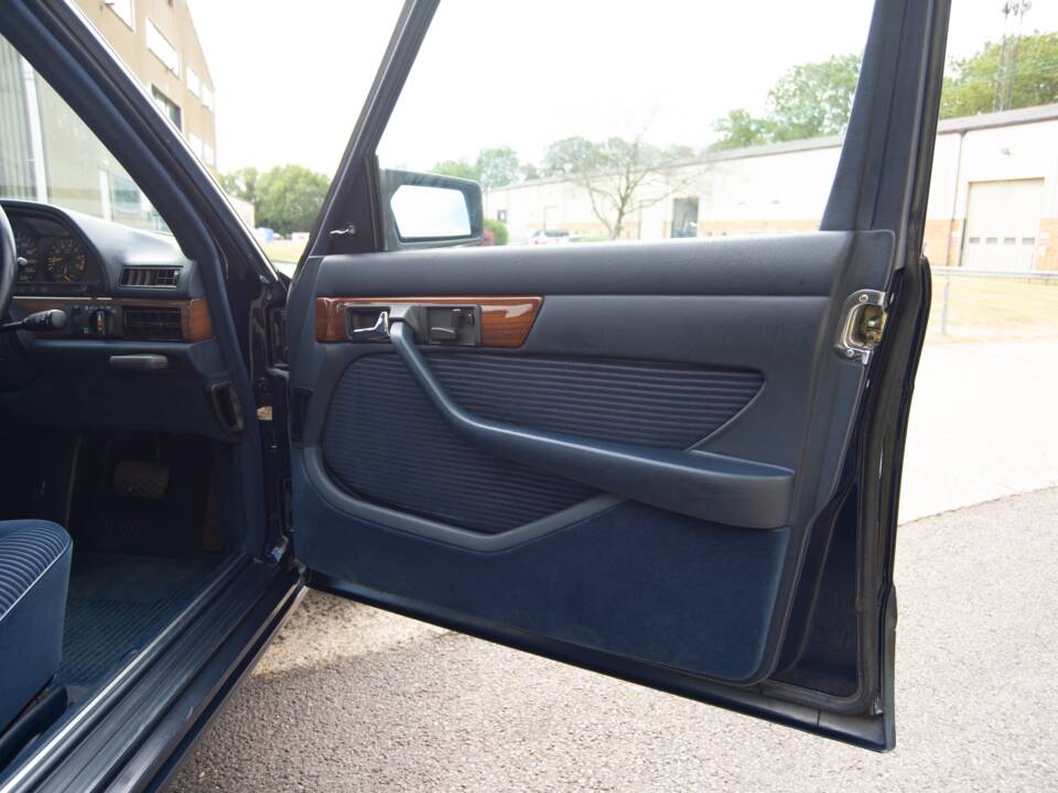 Bild 12/29 von Mercedes-Benz 300 SE (1990)