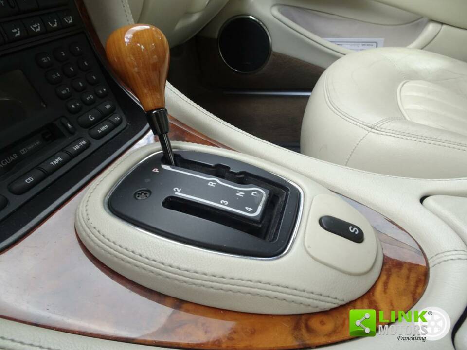 Bild 20/24 von Jaguar XJ 8 Sovereign (1999)