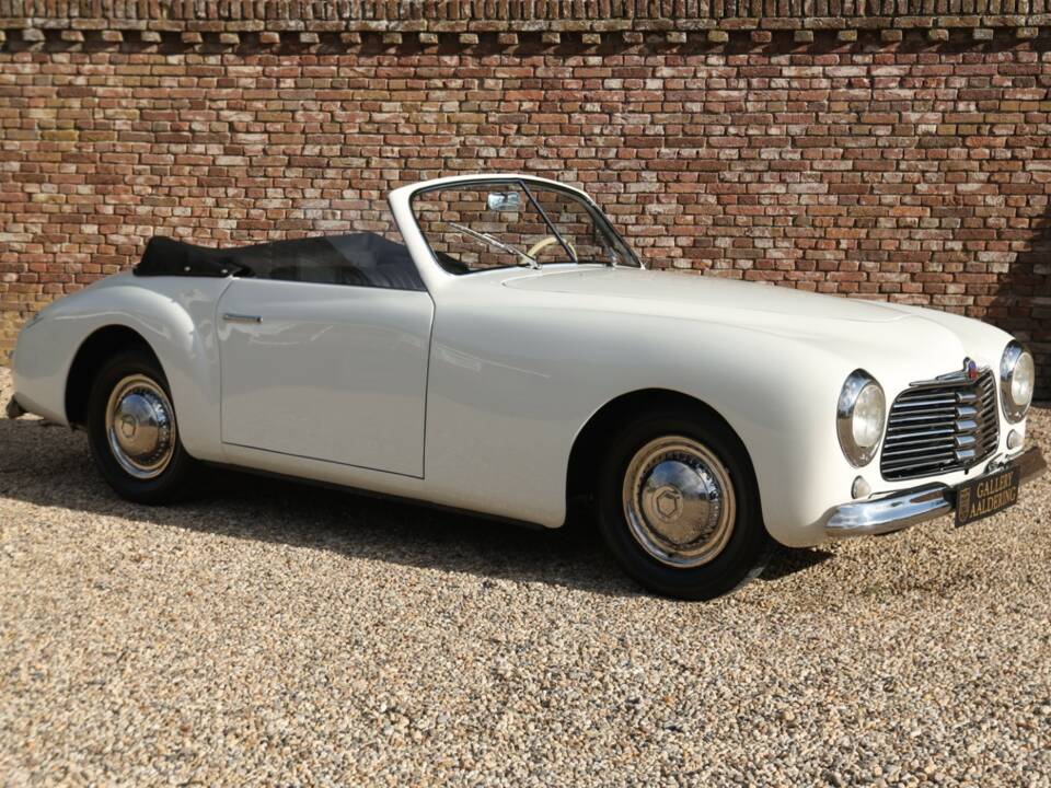 Image 23/50 of SIMCA 8 Sport (1950)