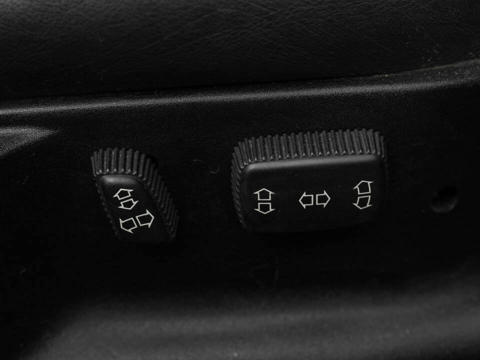 Image 22/36 of BMW 750iL (1989)
