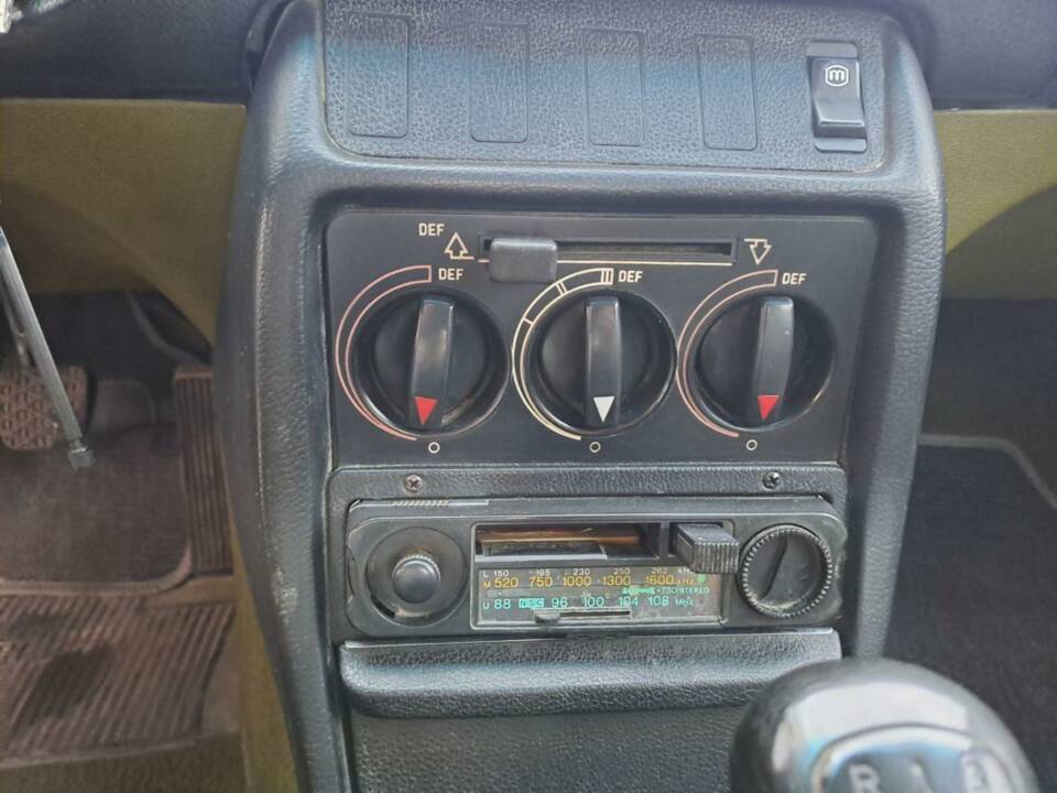 Bild 10/49 von Mercedes-Benz 200 (1979)