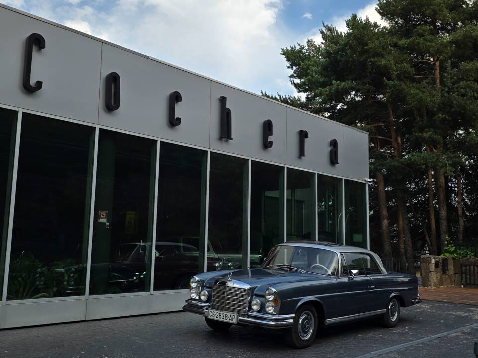 Image 30/34 of Mercedes-Benz 280 SE (1970)