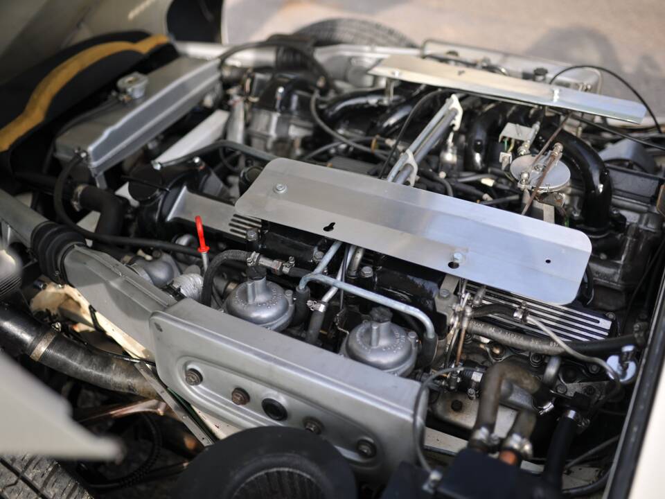 Image 19/39 of Jaguar E-Type V12 (1972)