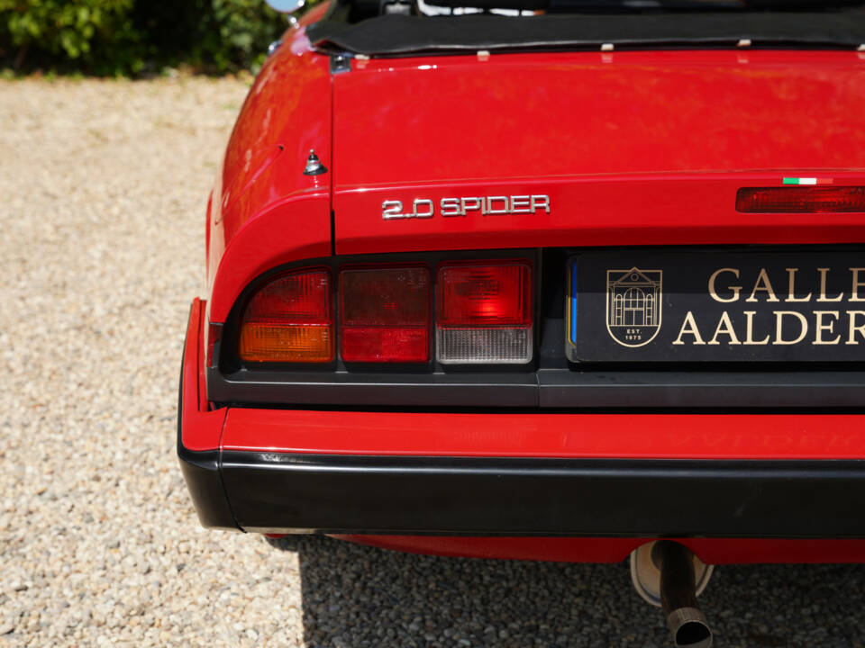 Image 12/50 of Alfa Romeo 2.0 Spider (1990)