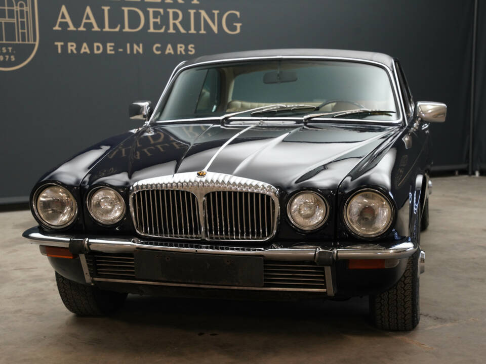 Image 13/50 of Daimler Sovereign 4.2 (1976)