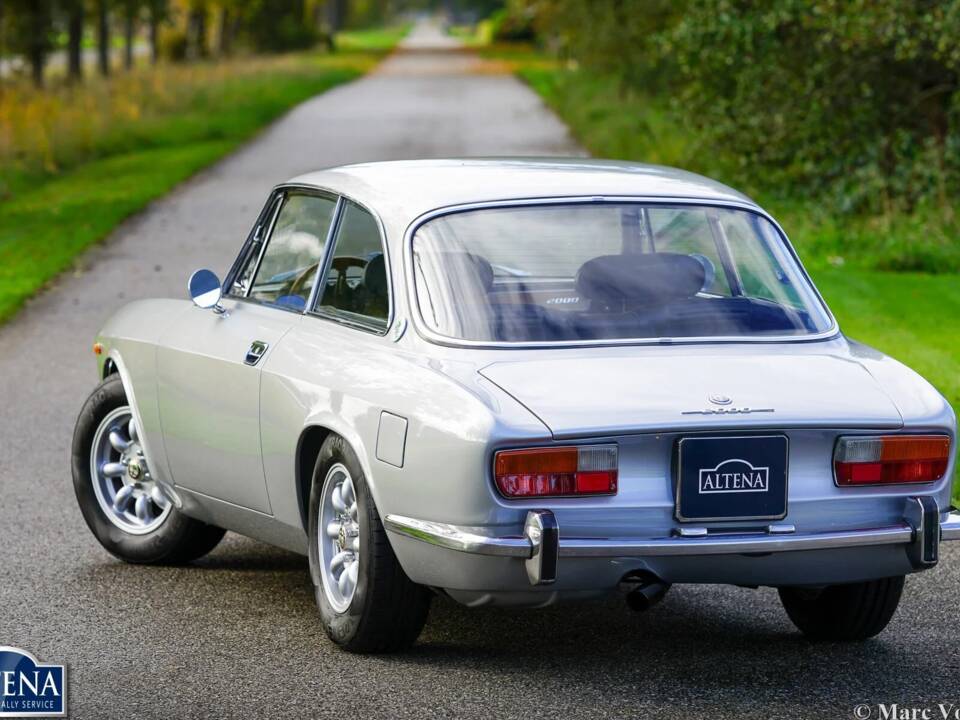 Bild 54/62 von Alfa Romeo 2000 GT Veloce (1974)