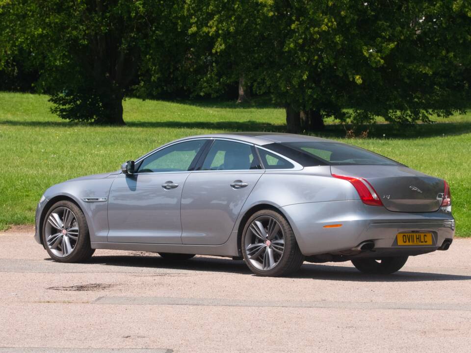 Image 38/50 of Jaguar XJ 5.0 (2011)