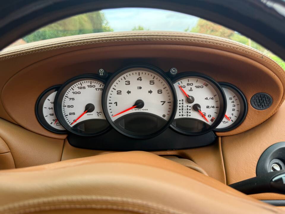 Image 17/30 of Porsche 911 Carrera 4 &quot;Millenium-Edition&quot; (2000)