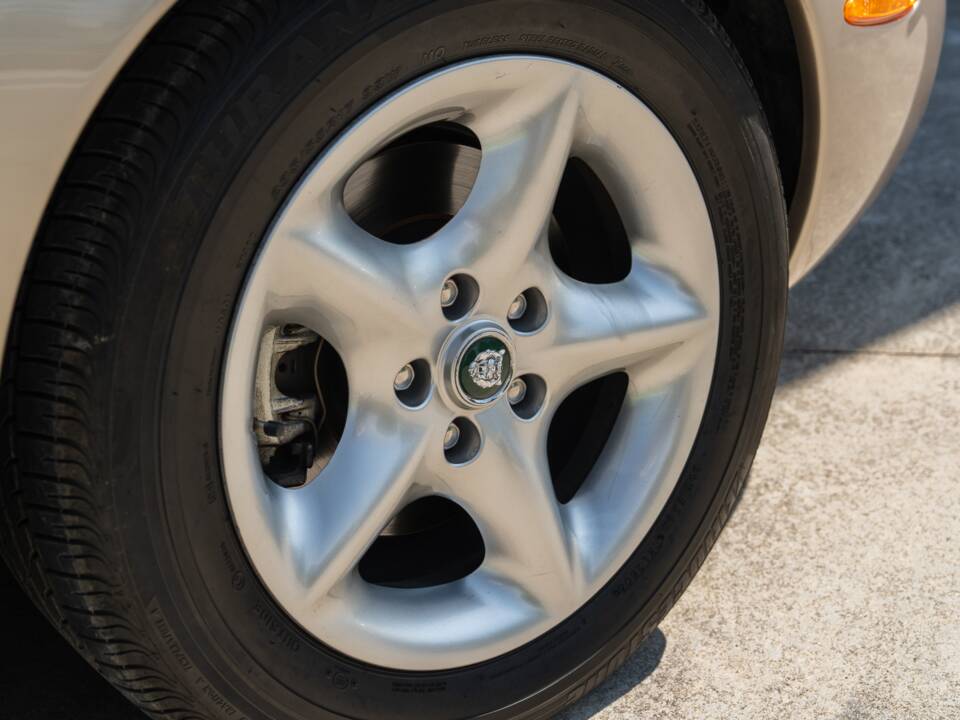 Image 21/91 de Jaguar XK8 4.0 (2000)