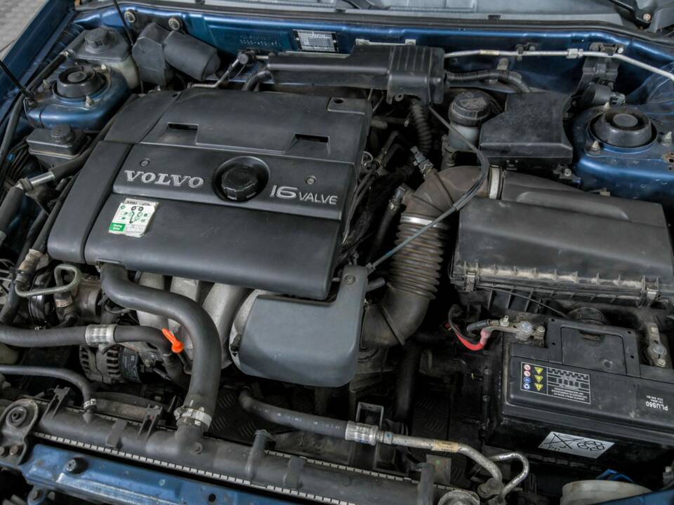 Image 24/29 of Volvo V40 2.0 16V (1999)