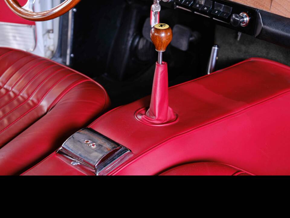 Image 24/36 of Ferrari 330 GT 2+2 (1964)