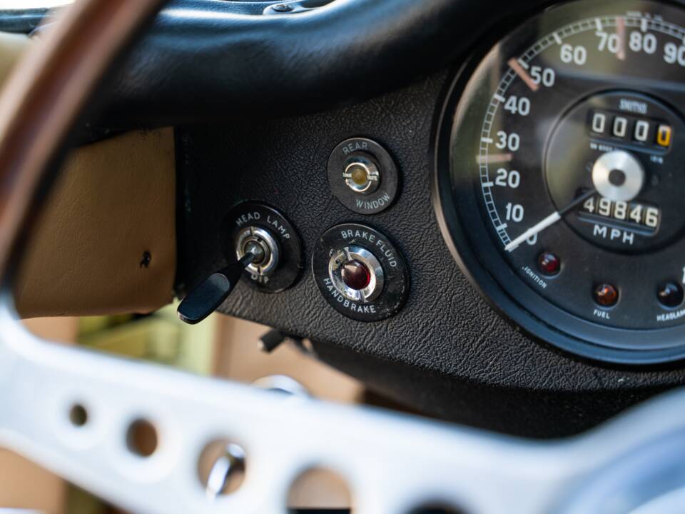 Image 37/78 de Jaguar E-Type (1969)