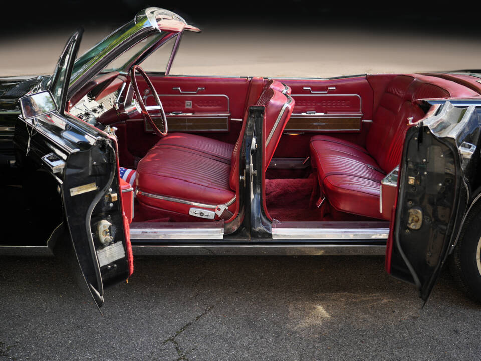 Immagine 29/57 di Lincoln Continental Convertible (1966)