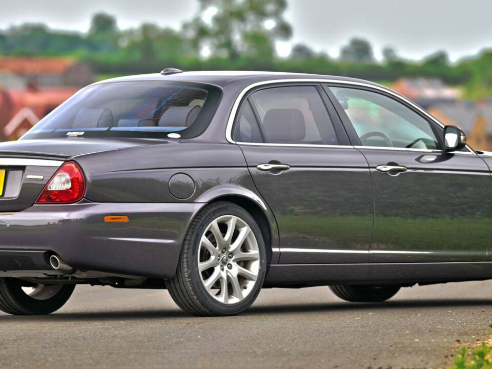 Image 12/50 de Jaguar XJ 8 4.2 (2009)