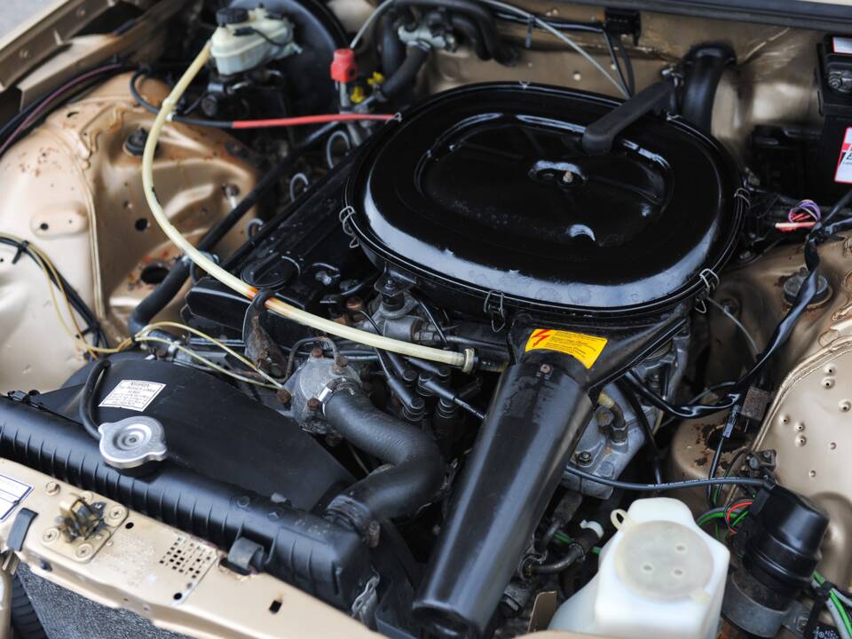 Image 30/33 of Mercedes-Benz 230 CE (1985)