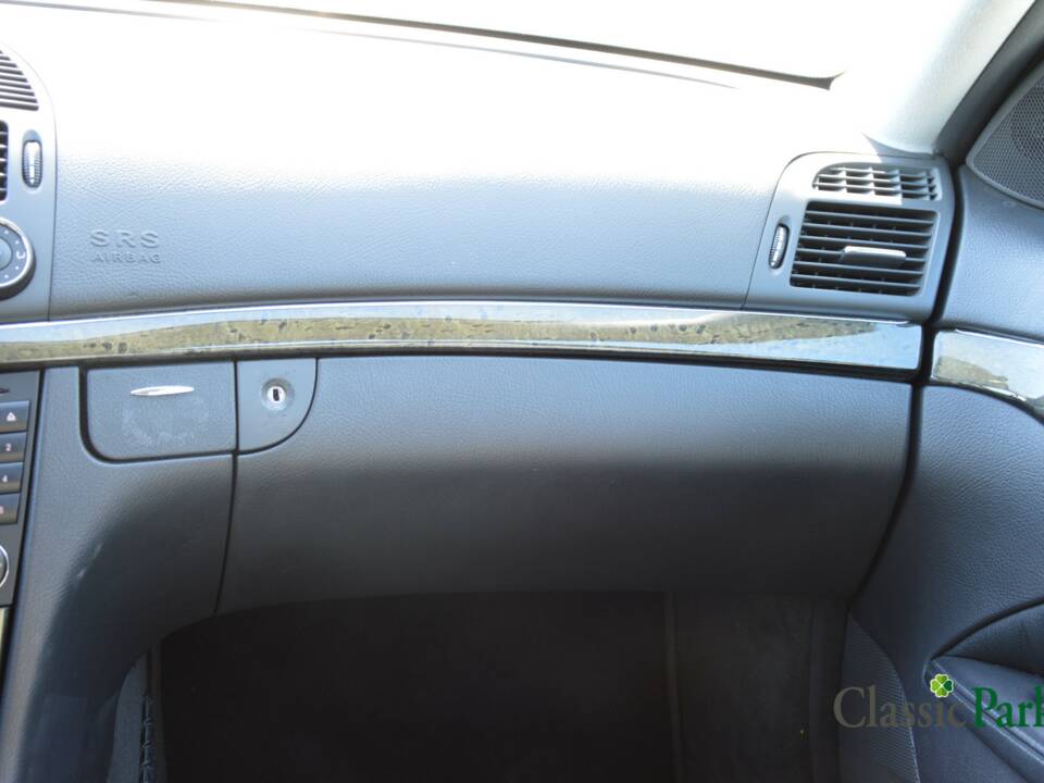 Image 43/50 of Mercedes-Benz E 500 T (2004)