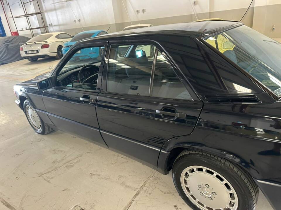 Bild 24/69 von Mercedes-Benz 190 E (1988)