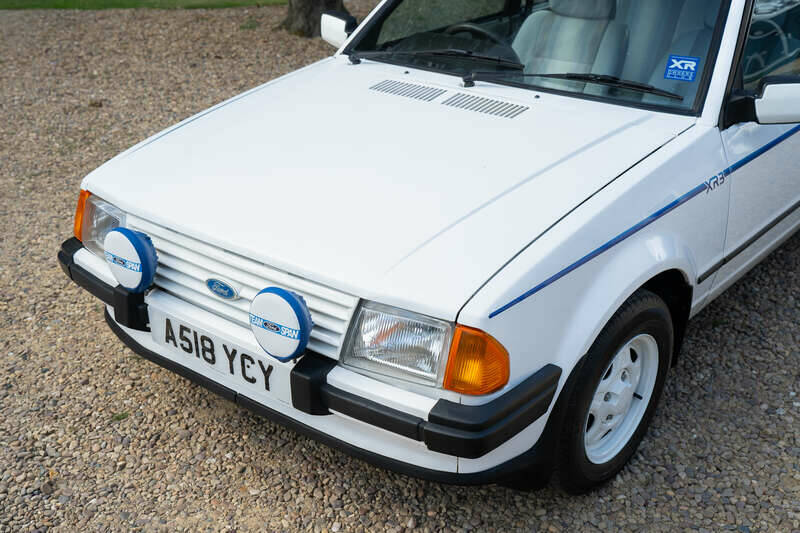 Image 32/50 of Ford Escort XR3i (1983)