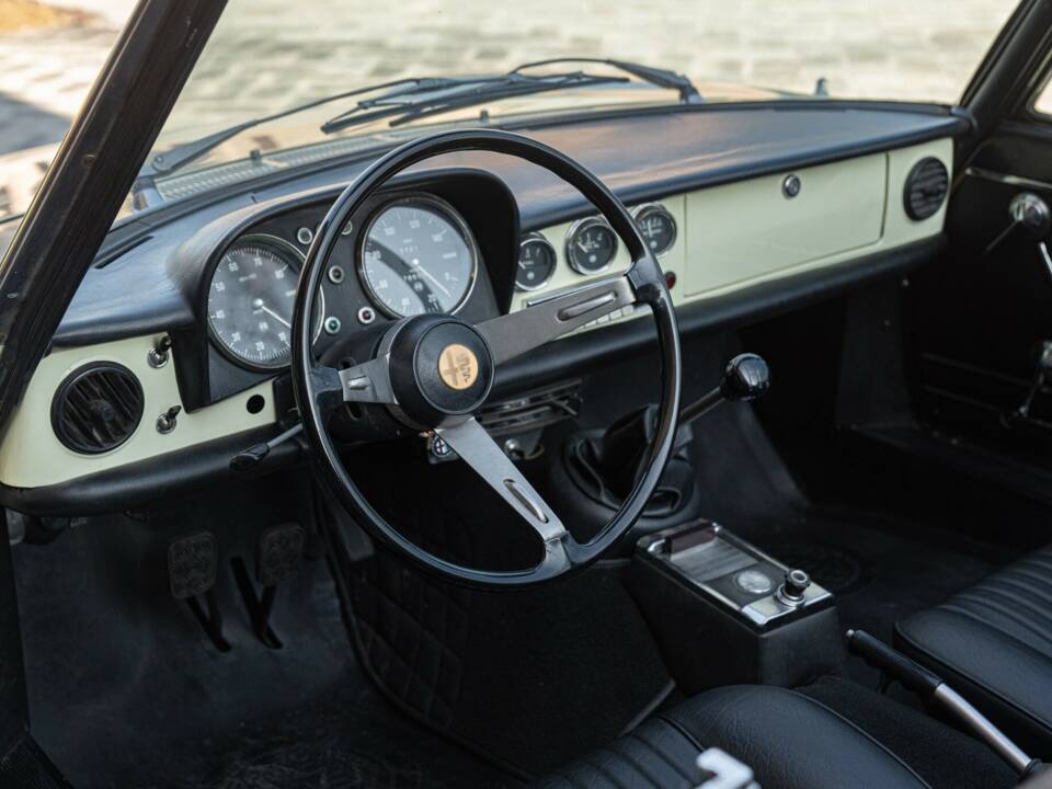 Image 45/50 of Alfa Romeo 1750 Spider Veloce (1969)