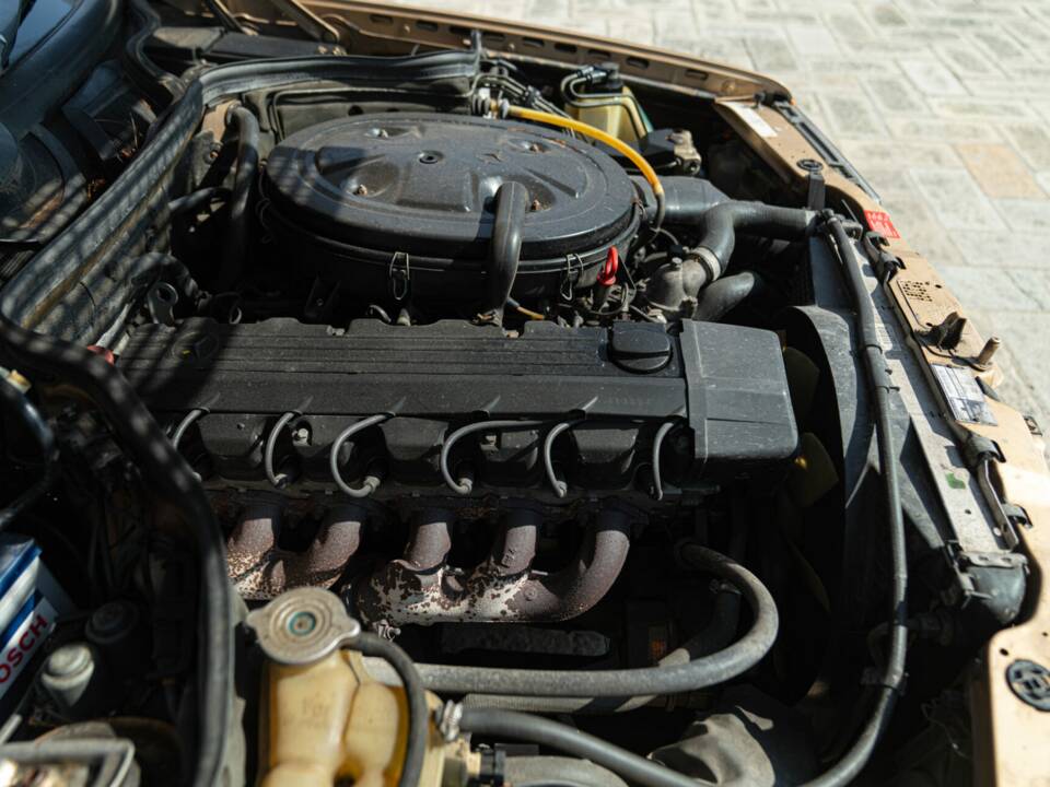 Image 43/46 de Mercedes-Benz 300 CE (1988)