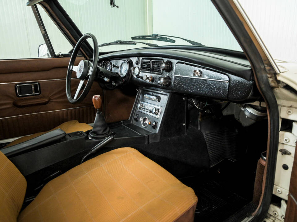 Image 12/50 of MG MGB GT V8 (1975)