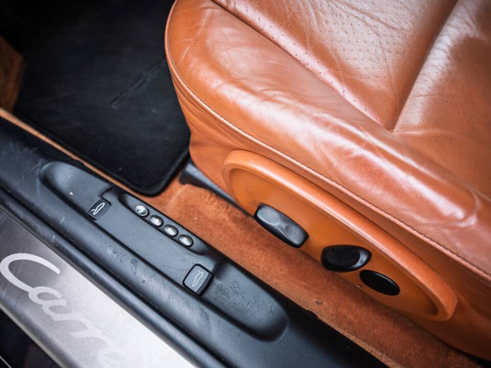 Image 33/63 of Porsche 911 Carrera 4S (2004)