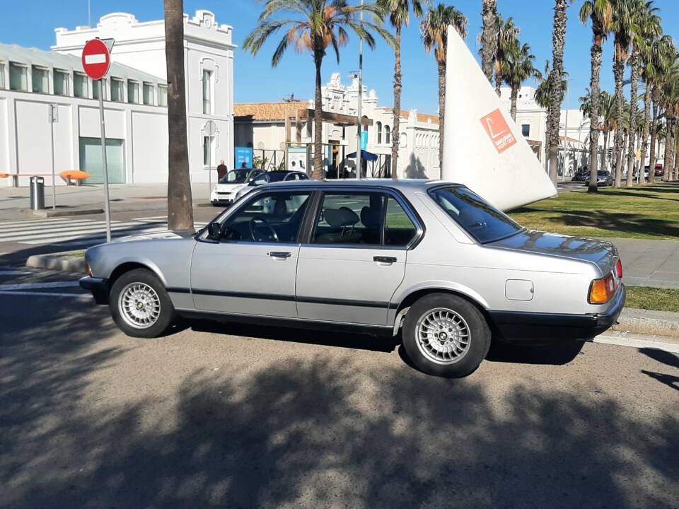 Image 9/36 of BMW 745i (1985)