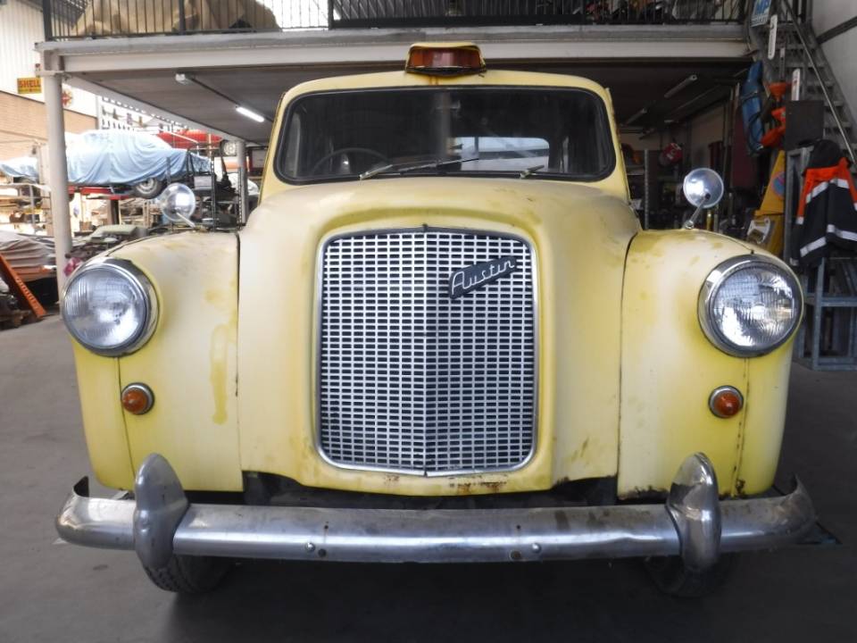 Image 4/39 of Austin FX 4 London Taxi (1970)