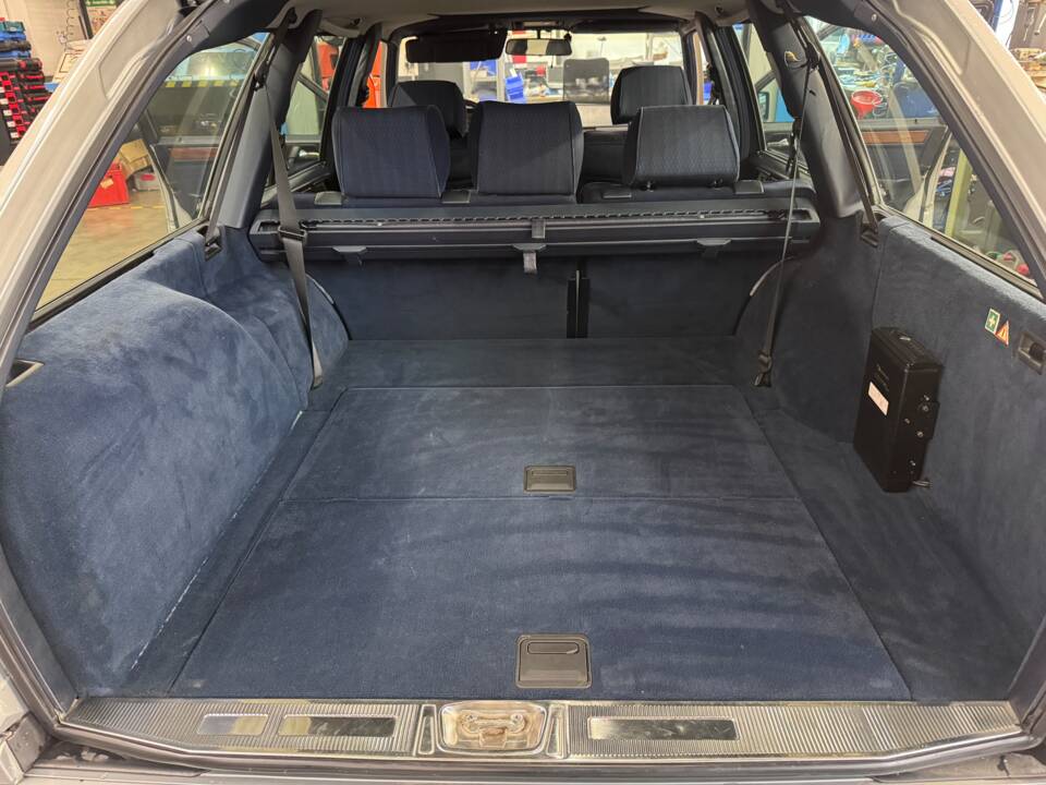 Bild 24/49 von Mercedes-Benz E 320 T (1993)