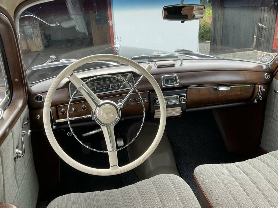 Image 2/8 of Mercedes-Benz 220 S (1957)