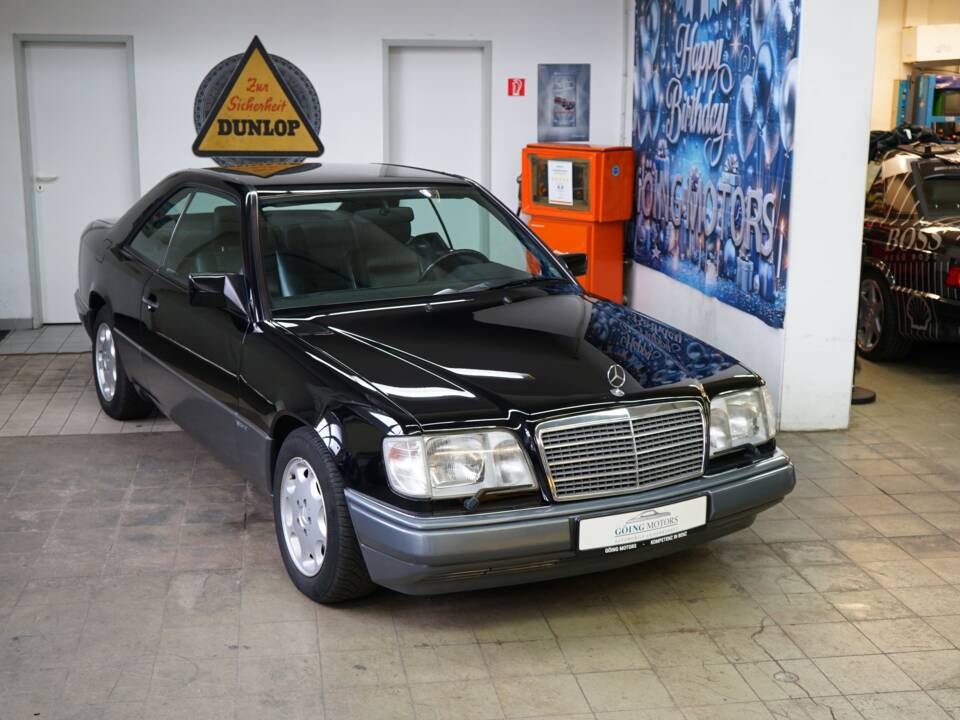 Bild 1/35 von Mercedes-Benz E 320 (1993)