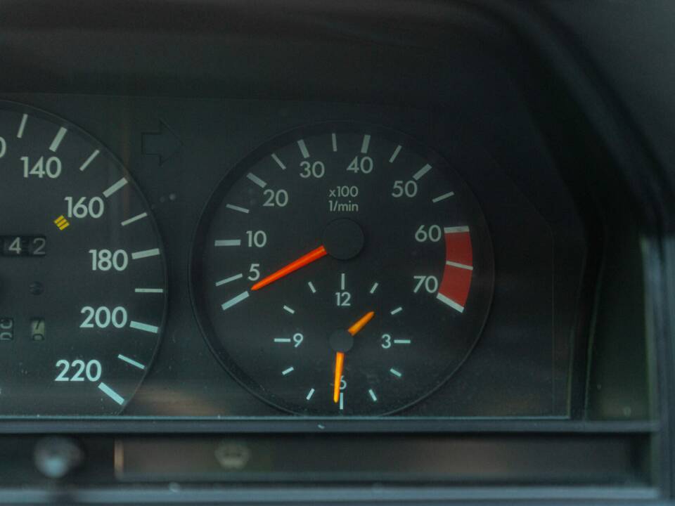 Afbeelding 36/44 van Mercedes-Benz 190 E (1987)