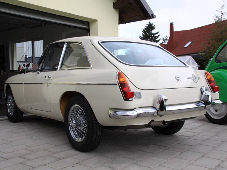 Bild 25/28 von MG MGB GT (1968)