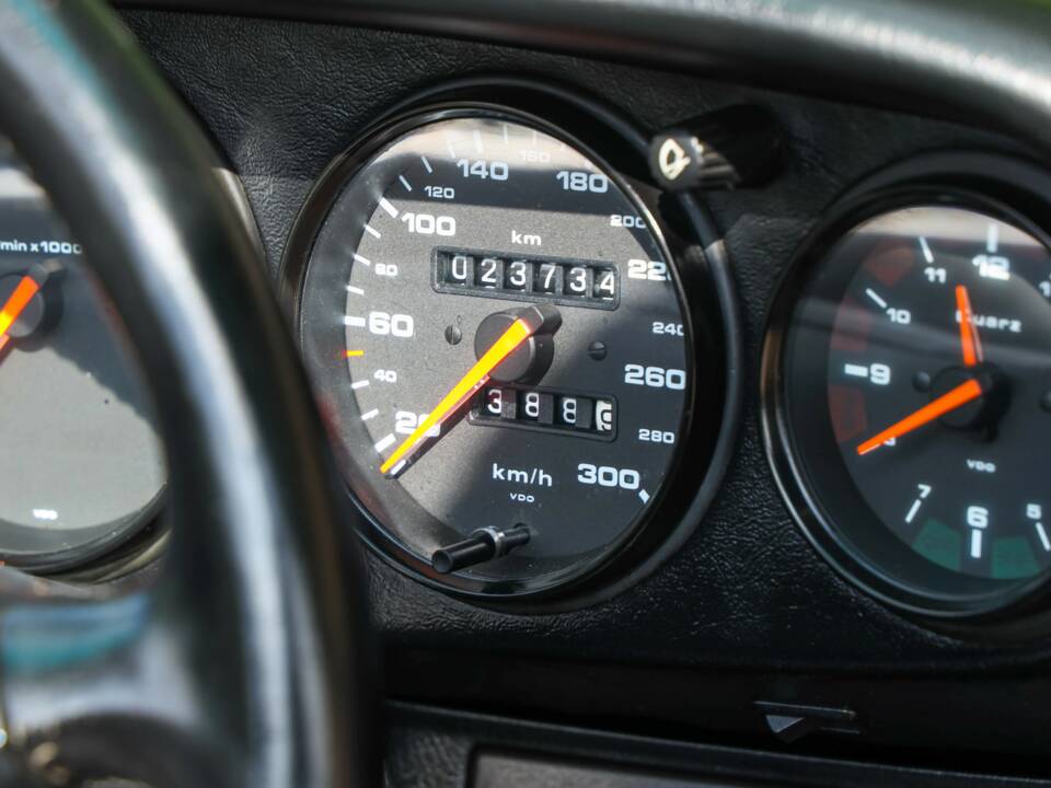 Obraz 30/50 pojazdu Porsche 911 Carrera 2 (1991)