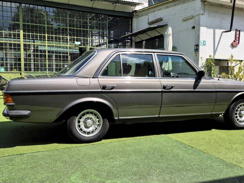 Image 13/71 of Mercedes-Benz 240 D (1980)