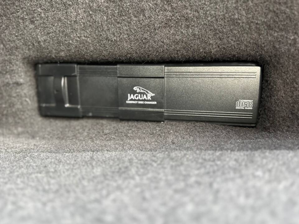 Image 22/40 de Jaguar XKR (1998)