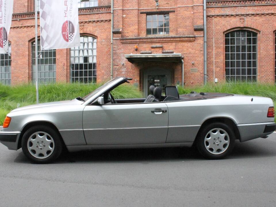 Immagine 4/19 di Mercedes-Benz 300 CE-24 (1992)