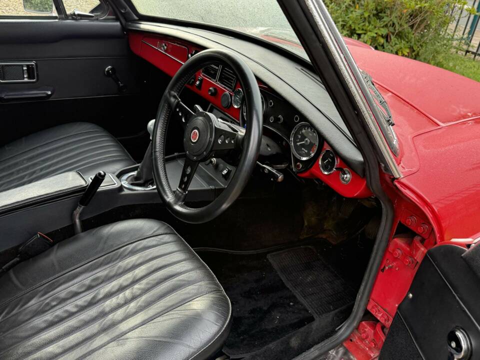 Image 13/15 of MG MGB GT V8 (1973)