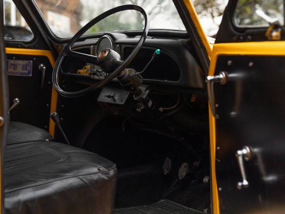 Image 37/50 of Morris Minor Van (1971)