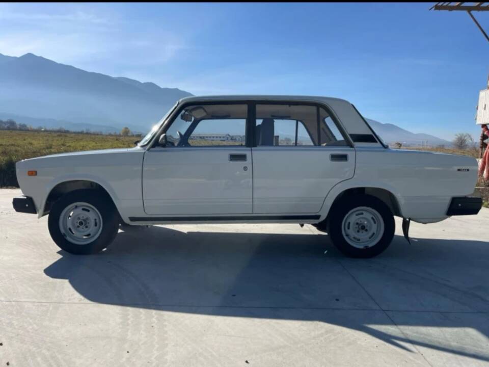 Image 13/17 of Lada 2107 (1988)