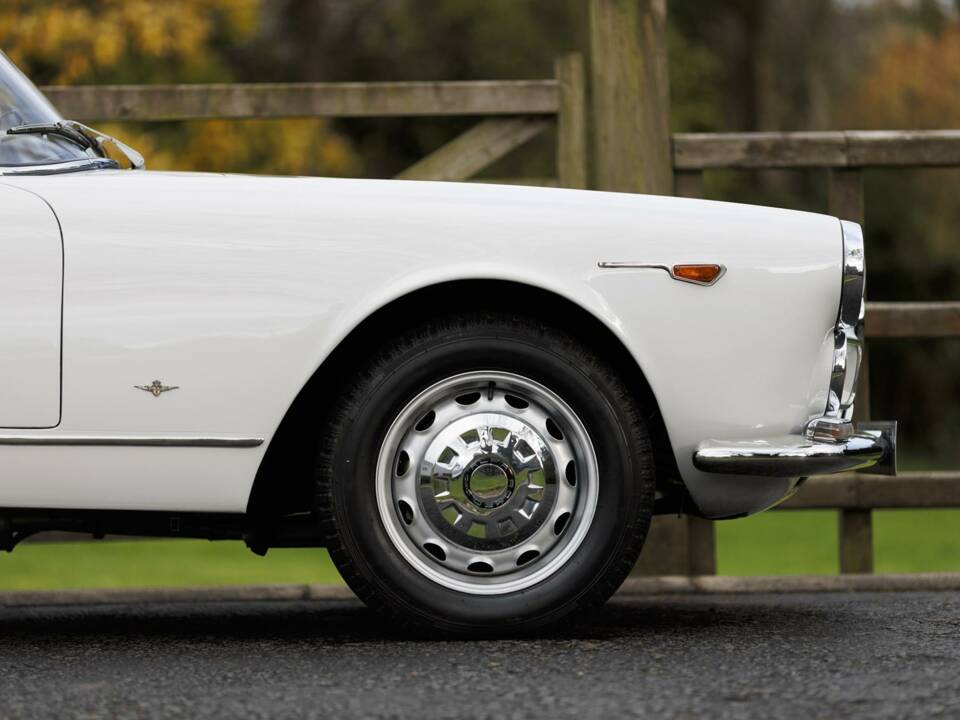 Image 32/50 of Alfa Romeo 2600 Spider (1964)
