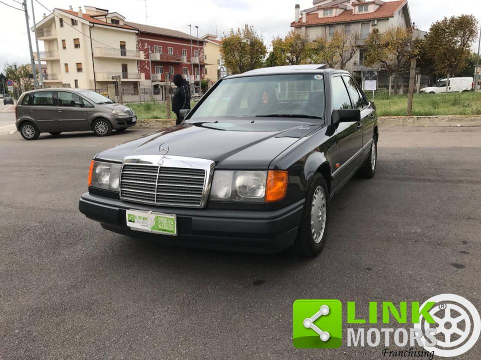 Imagen 1/10 de Mercedes-Benz 200 E (1989)