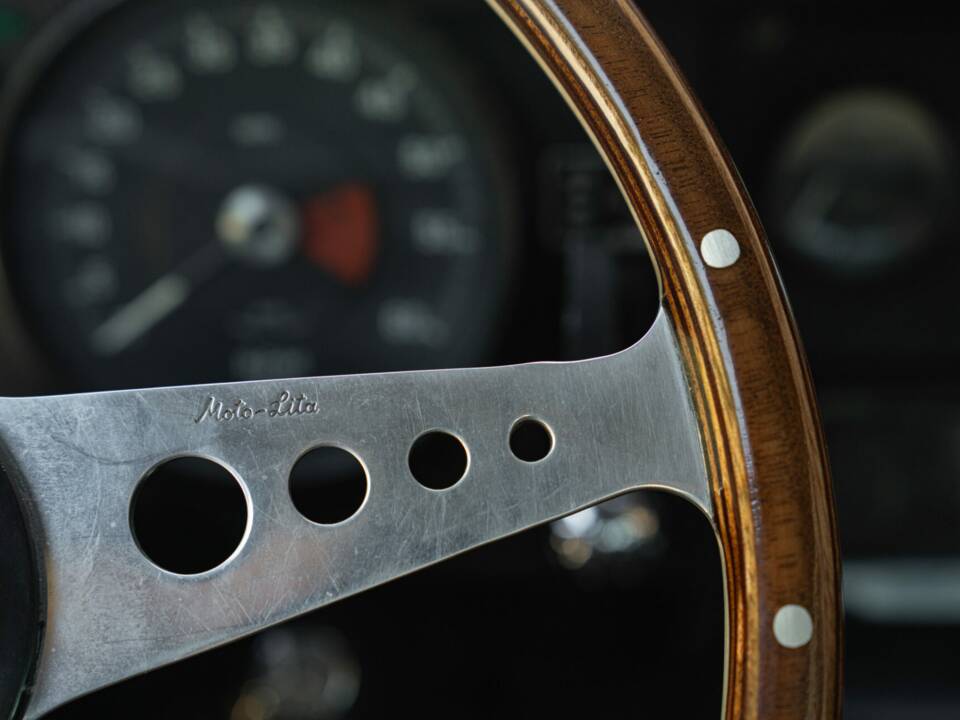 Image 34/50 de Jaguar E-Type (1968)