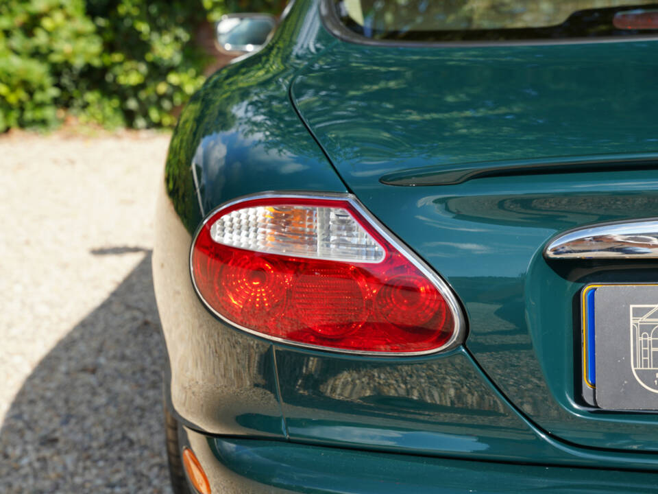 Image 38/50 of Jaguar XKR (2001)