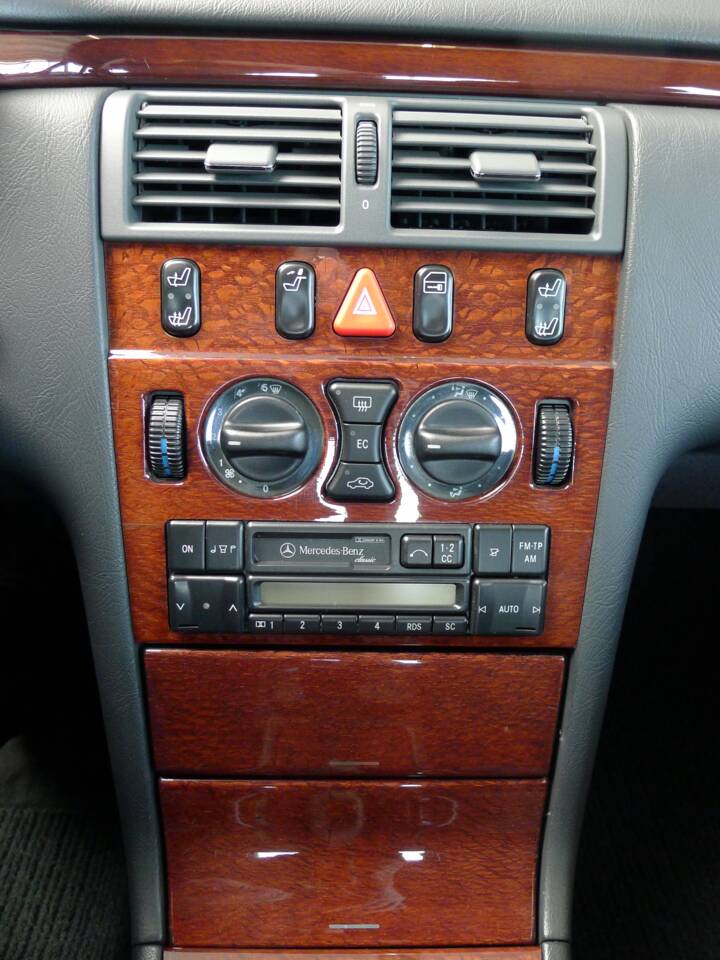 Image 21/33 of Mercedes-Benz E 230 (1995)