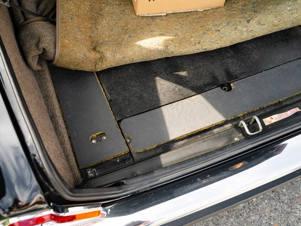 Image 34/37 of Daimler Double Six (1992)
