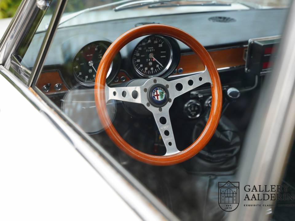 Image 37/50 of Alfa Romeo Giulia GT 1300 Junior (1970)