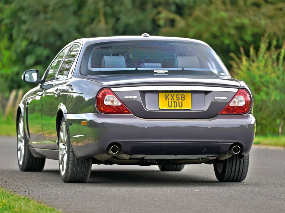 Image 14/50 de Jaguar XJ 8 4.2 (2009)