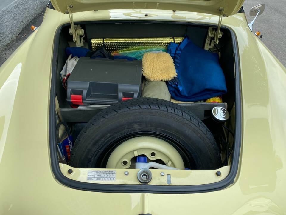 Image 18/26 of Volkswagen Karmann Ghia 1200 (1963)