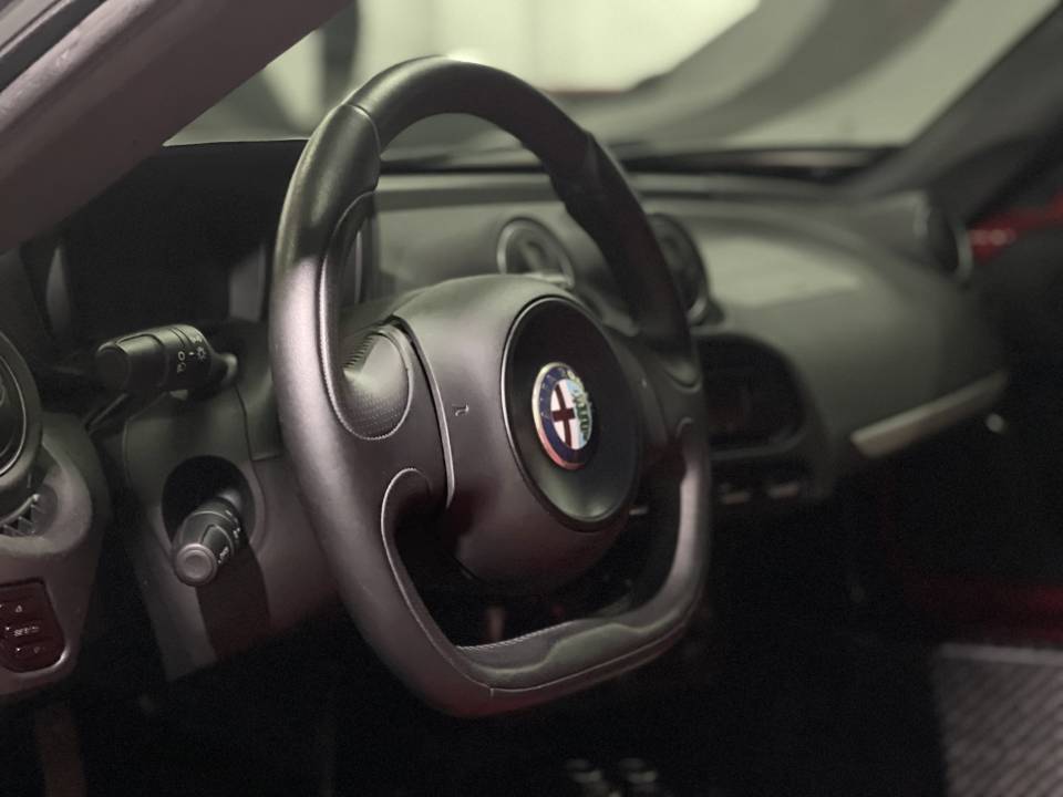 Image 32/50 of Alfa Romeo 4C (2015)